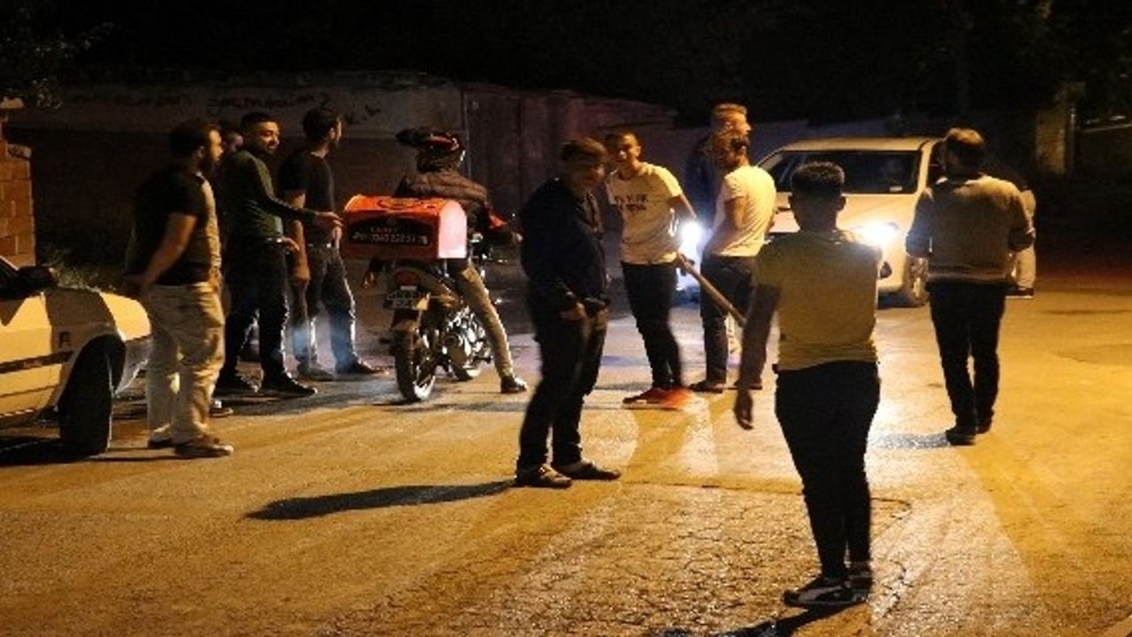 Mahalleliler esrarengiz 2 kişi için ellerinde sopalarla nöbet tutuyor