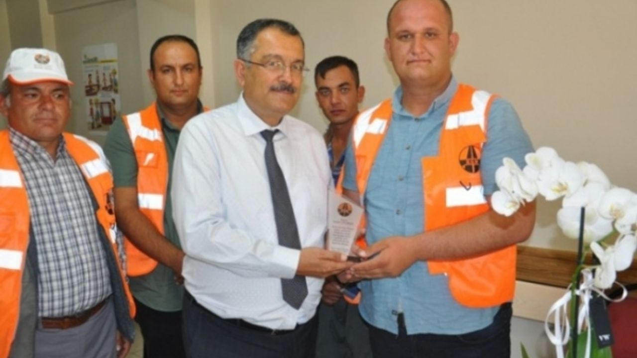 Para dolu çantayı sahibine teslim eden işçi ödüllendirildi