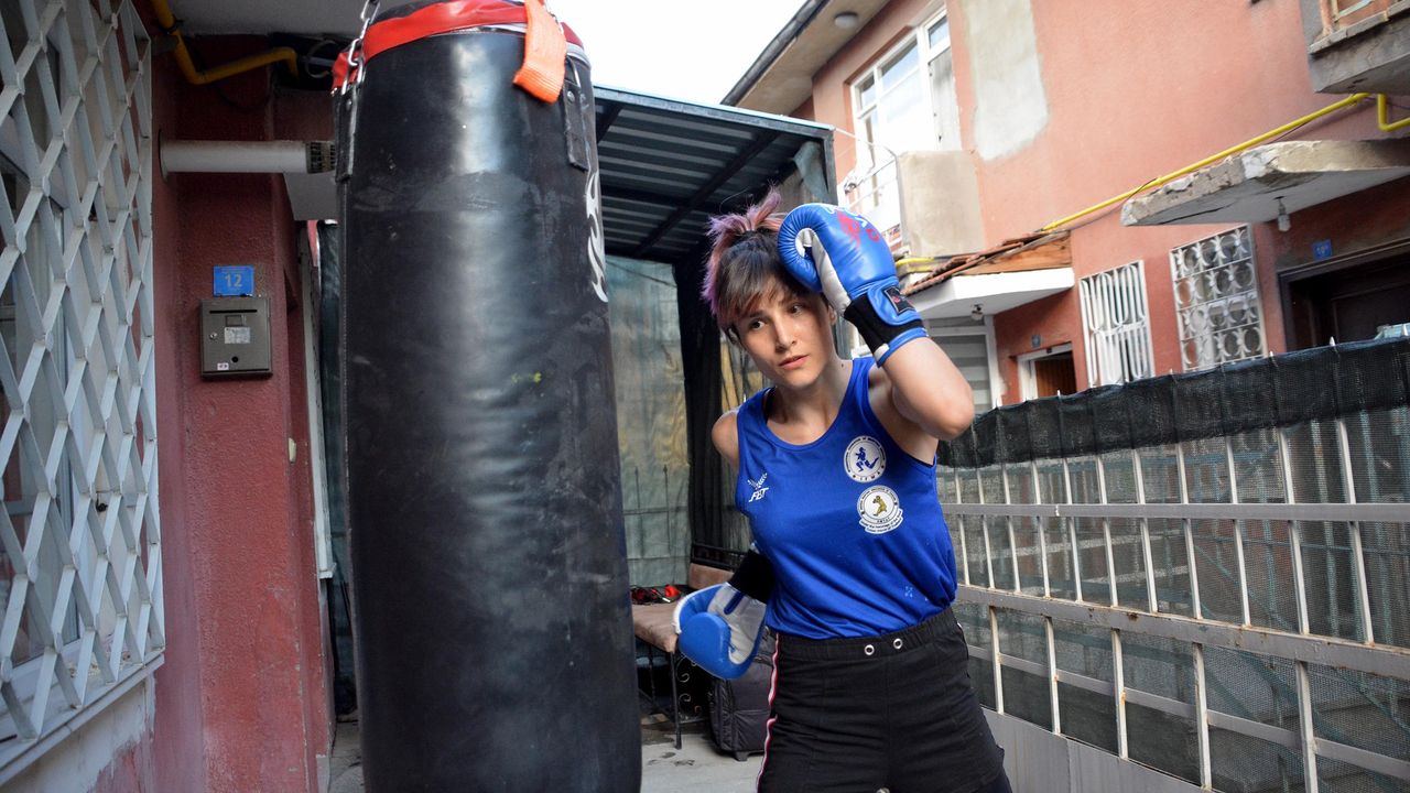 Milli sporcu Gülistan Turan, oturduğu binanın girişini spor salonuna çevirdi