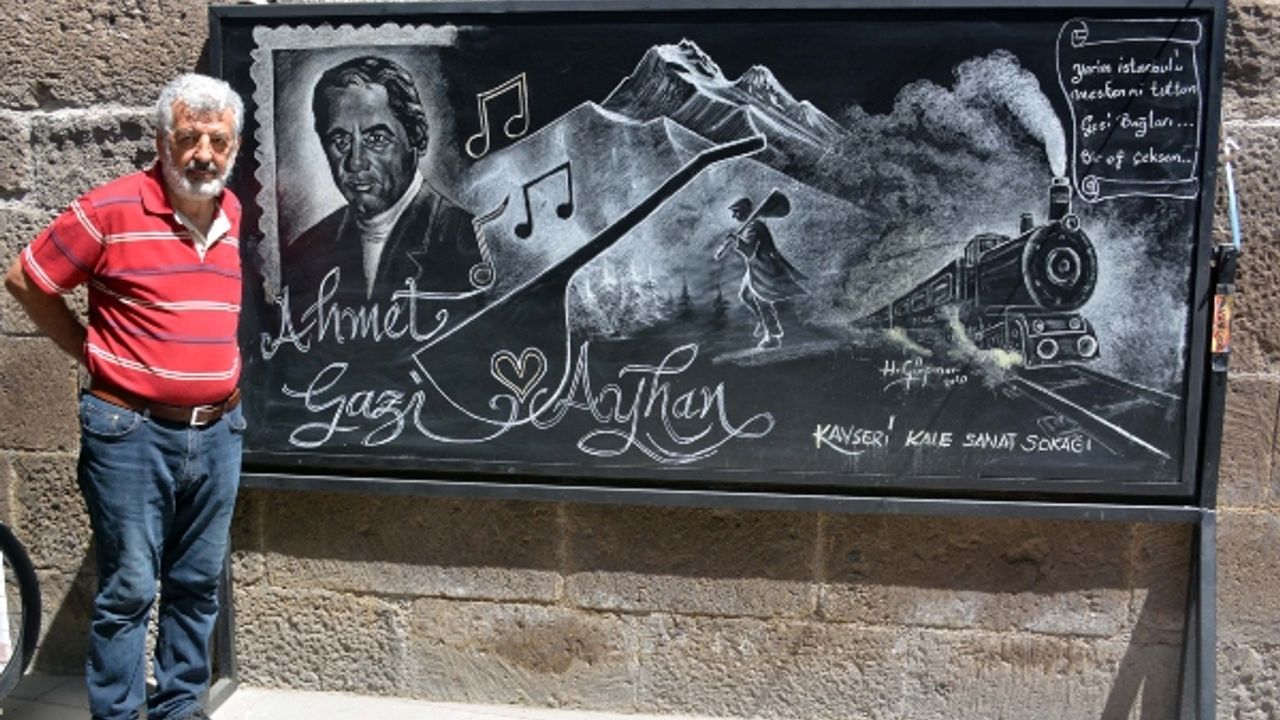 Ressam Gürpınar’ın kara tahtada tebeşirle yaptığı resimler, hayran bırakıyor