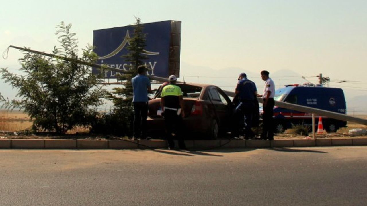 Askerlerin bulunduğu otomobil aydınlatma direğine çarptı: 1 ölü, 2 yaralı 