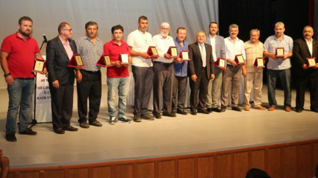 Başkan Büyükkılıç AK Parti Melikgazi İlçe Danışma Toplantısında belediye çalışmalarını anlattı 