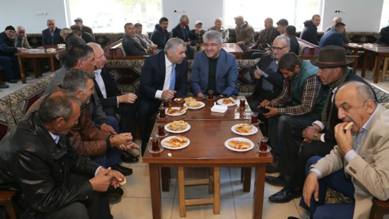 Başkan Çelik, Sarıoğlan’dan sonra Akkışla’da asfalt çalışmalarına katıldı ve Akkışlalılarla bir araya geldi 