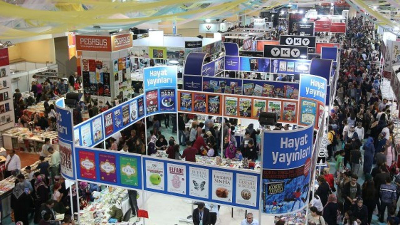 Büyükşehir Belediyesi’nin düzenlediği 2. Kayseri Kitap Fuarı önemli yazarları ağırlamaya devam ediyor 