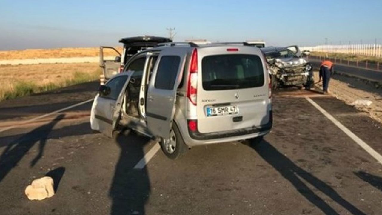 Düşen plakayı takmak için duran araca iki otomobil çarptı: 3 ölü 
