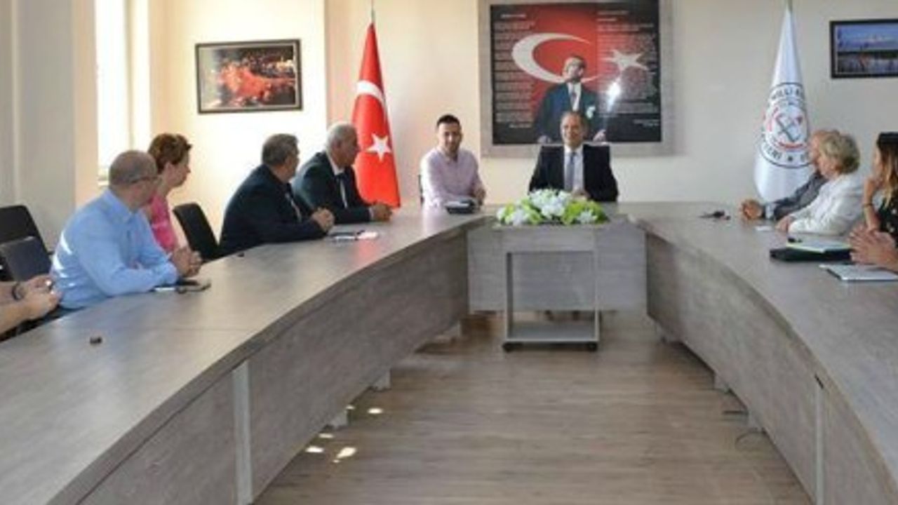 Ekinci, Polonya, İtalya ve Portekizli misafirlere aşure ikram etti 