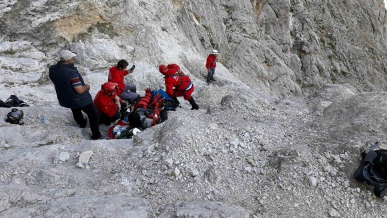 Ekipler 6 saat tırmandı, 20 saat sonunda yaralıyı sağ olarak kurtardı