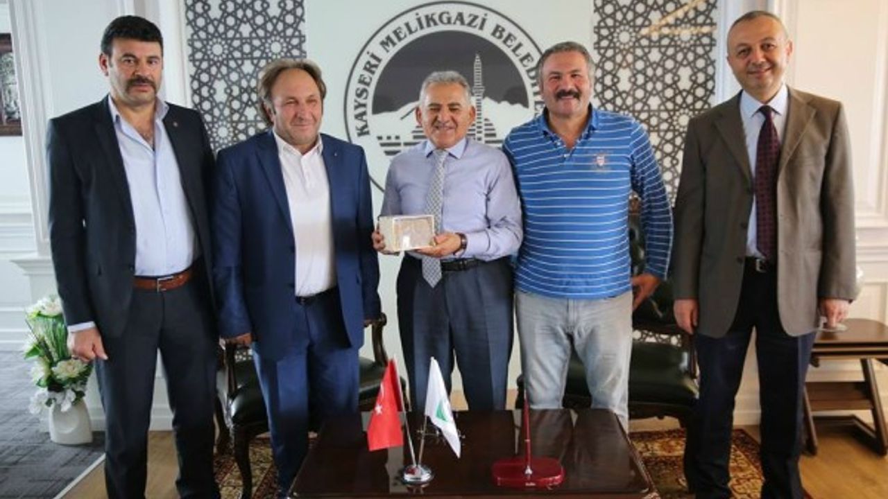 Kayseri Gemerekliler Dernek yönetimi Başkan Memduh Büyükkılıç’ı ziyaret etti 