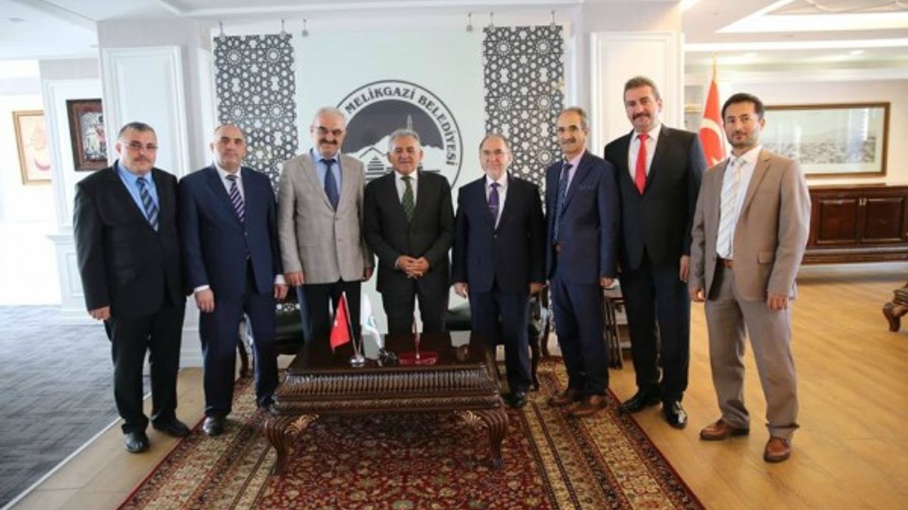 Melikgazi İlçe Müftüsü Yahya Polat ve müftülük çalışanları Memduh Büyükkılıç'ı ziyaret etti 