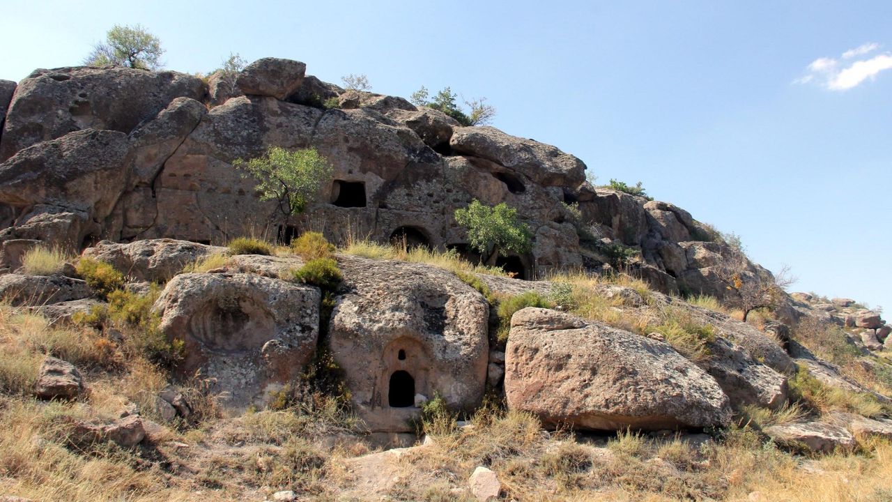 Üzüm hasadında bulunan yeraltı şehrinin 2 girişi daha tespit edildi