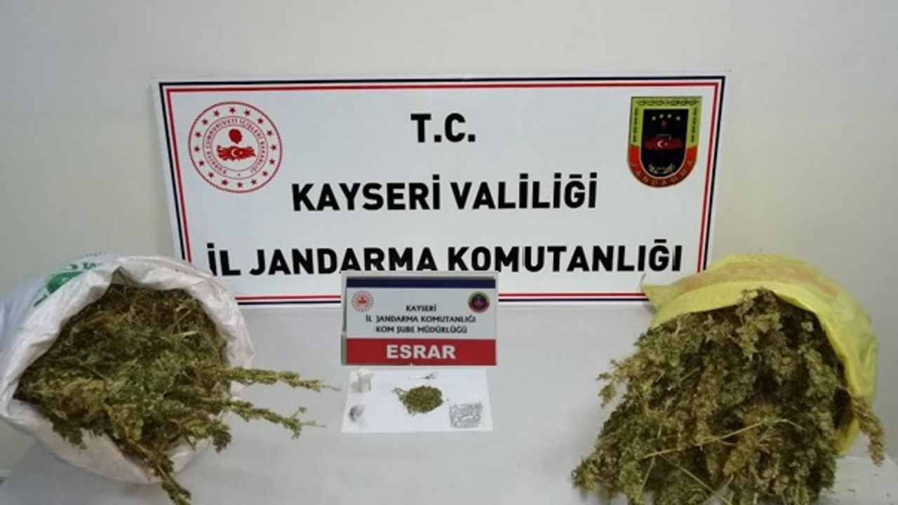 Arama yapılan araçtan esrar çıktı