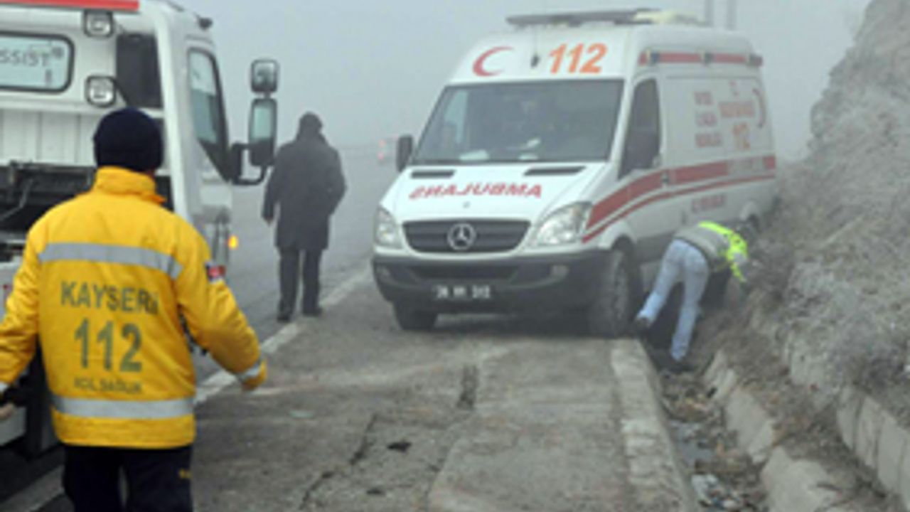 Sis ve buzlanmanın yol açtığı kazada 16 kişi yaralandı