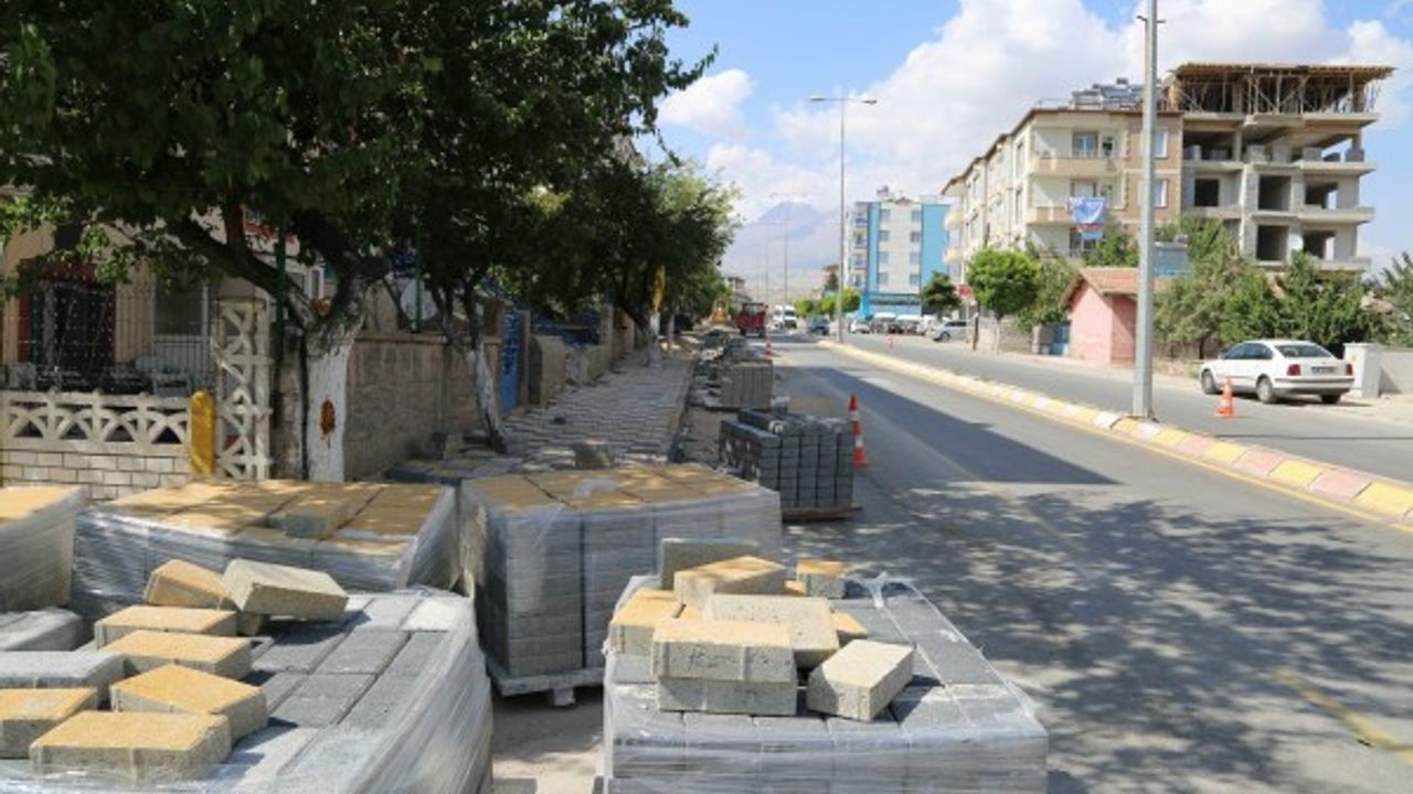 Aşık Seyrani Caddesi'nde yaya yolu çalışmaları devam ediyor
