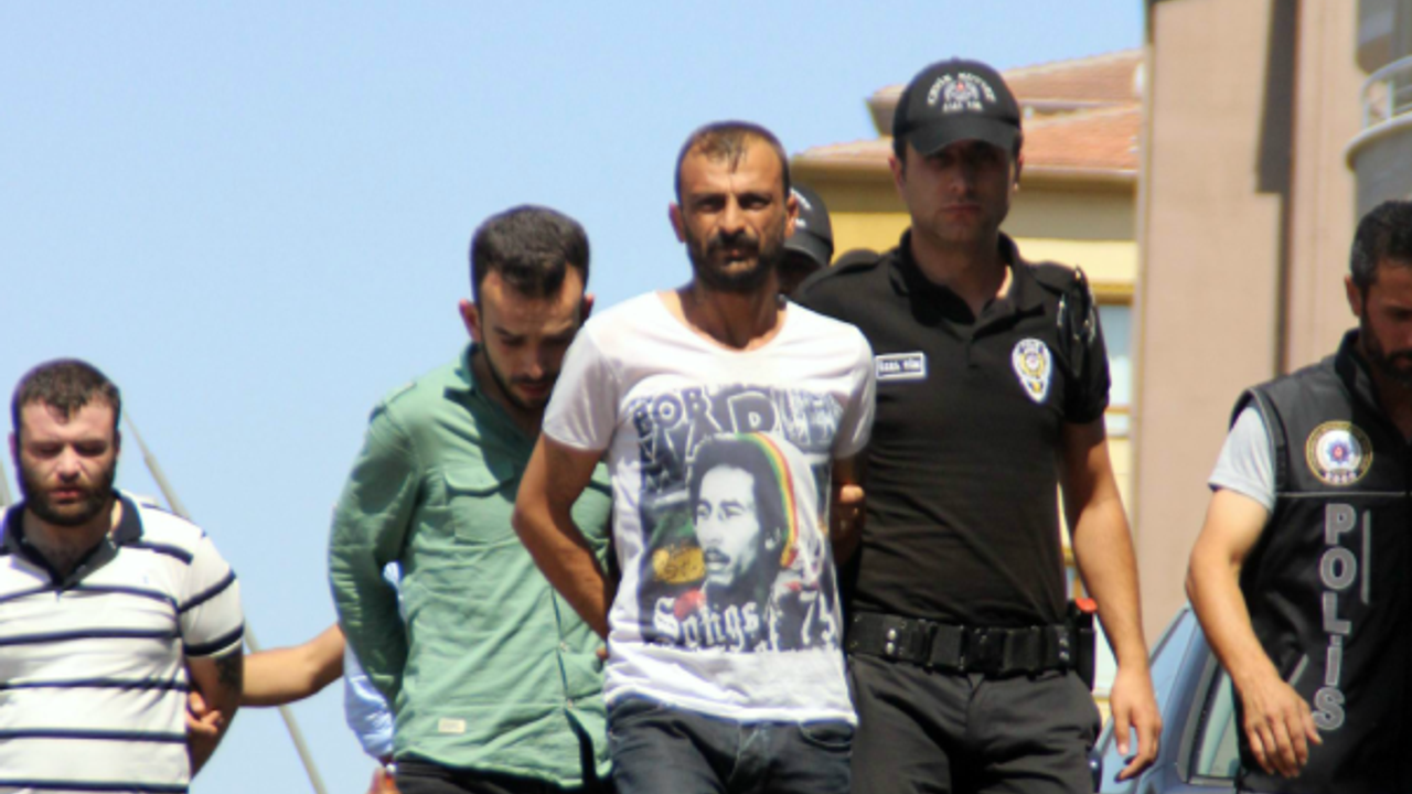 Uyuşturucu taciri adliyeye ismi esrar markası olan 'Bob Marley' tişörtü ile gitti