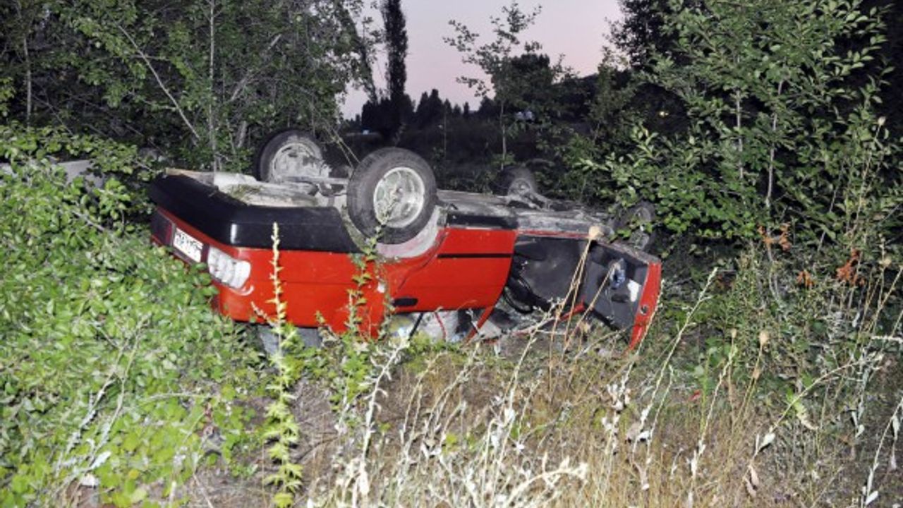 Yolcu otobüsüyle çarpışan traktör üçe bölündü 2 yaralı