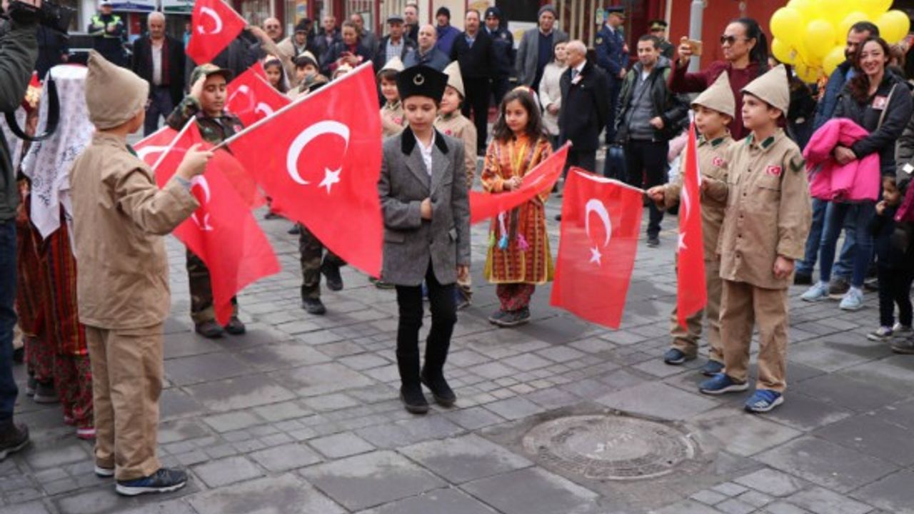 Atatürk’ün Kayseri’ye gelişinin 98’inci yıldönümü coşkuyla kutlandı 