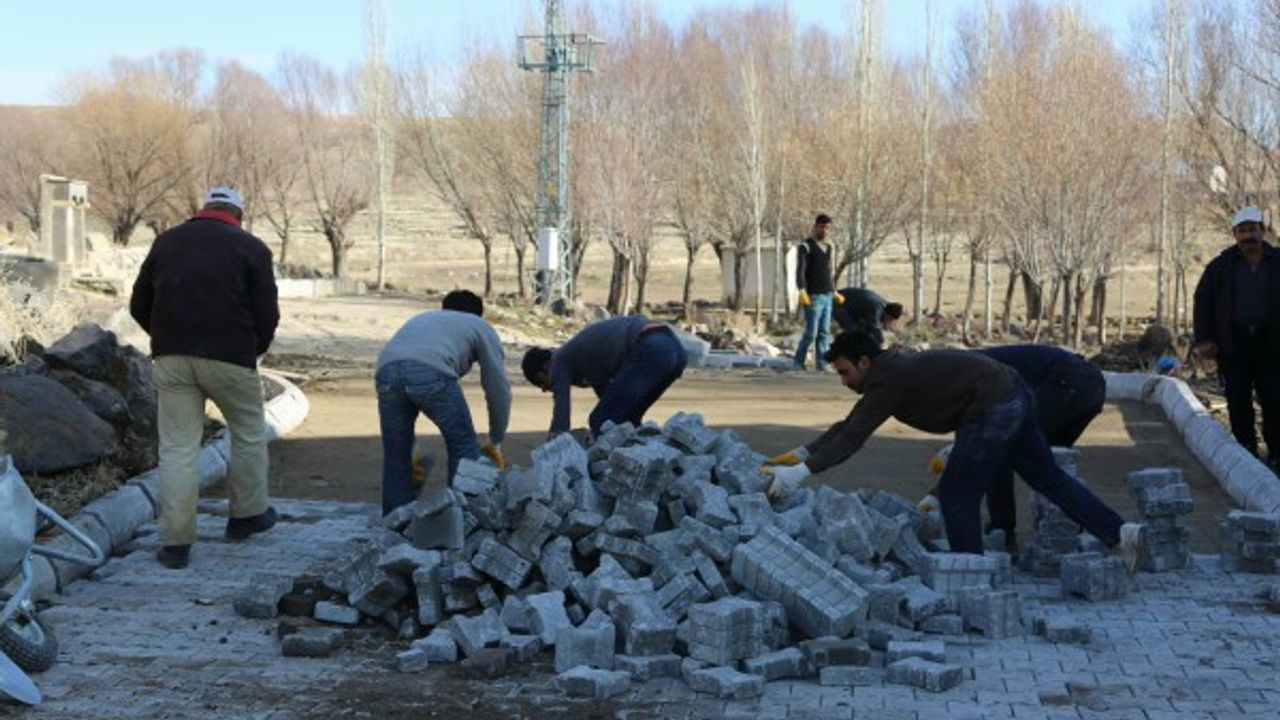 Develi köylerinde yol ve parke çalışmaları devam ediyor 