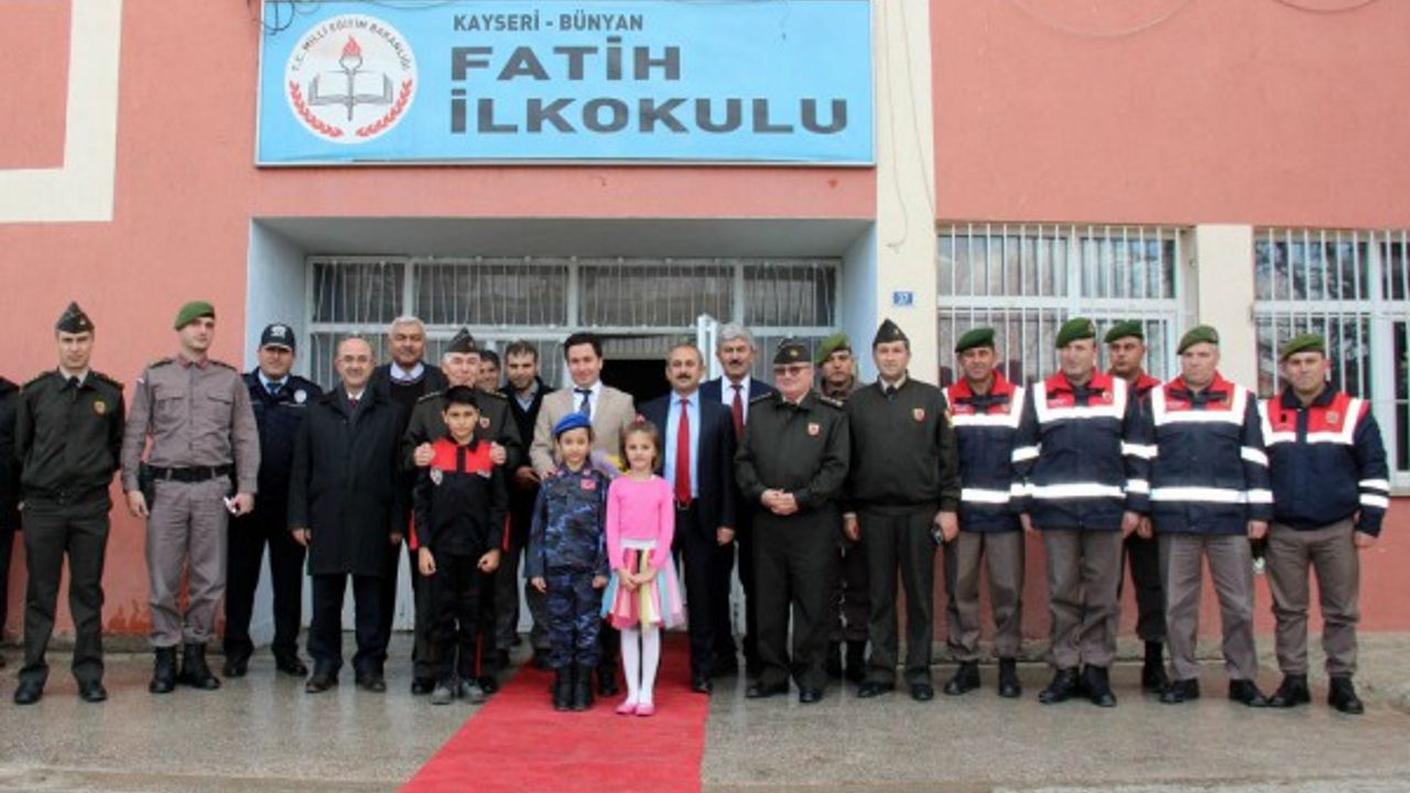 Jandarma trafik terörüne savaş açtı, eğitime ilkokuldan başladı