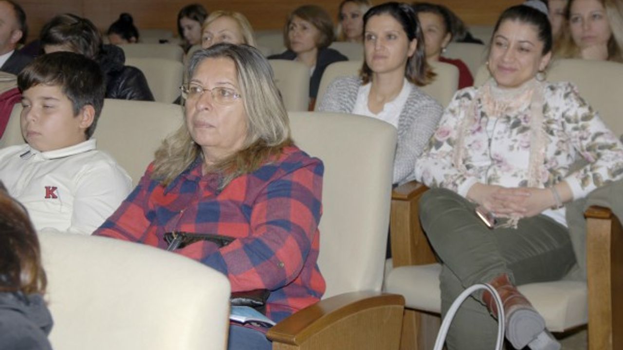 Prof. Dr. Kurtoğlu öğrencilere obezite ve erken ergenliği anlattı 