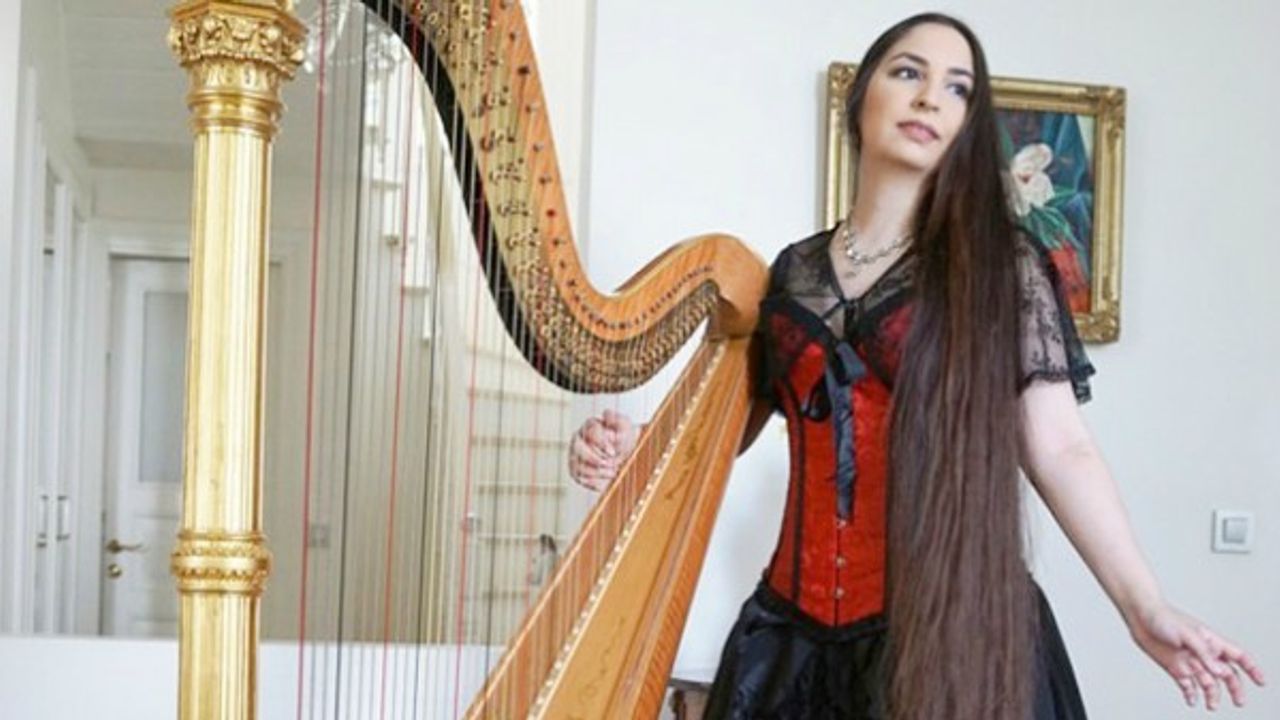 Sanayiden tabure aldı, tükürüğü ile aynayı silip hazırlandı