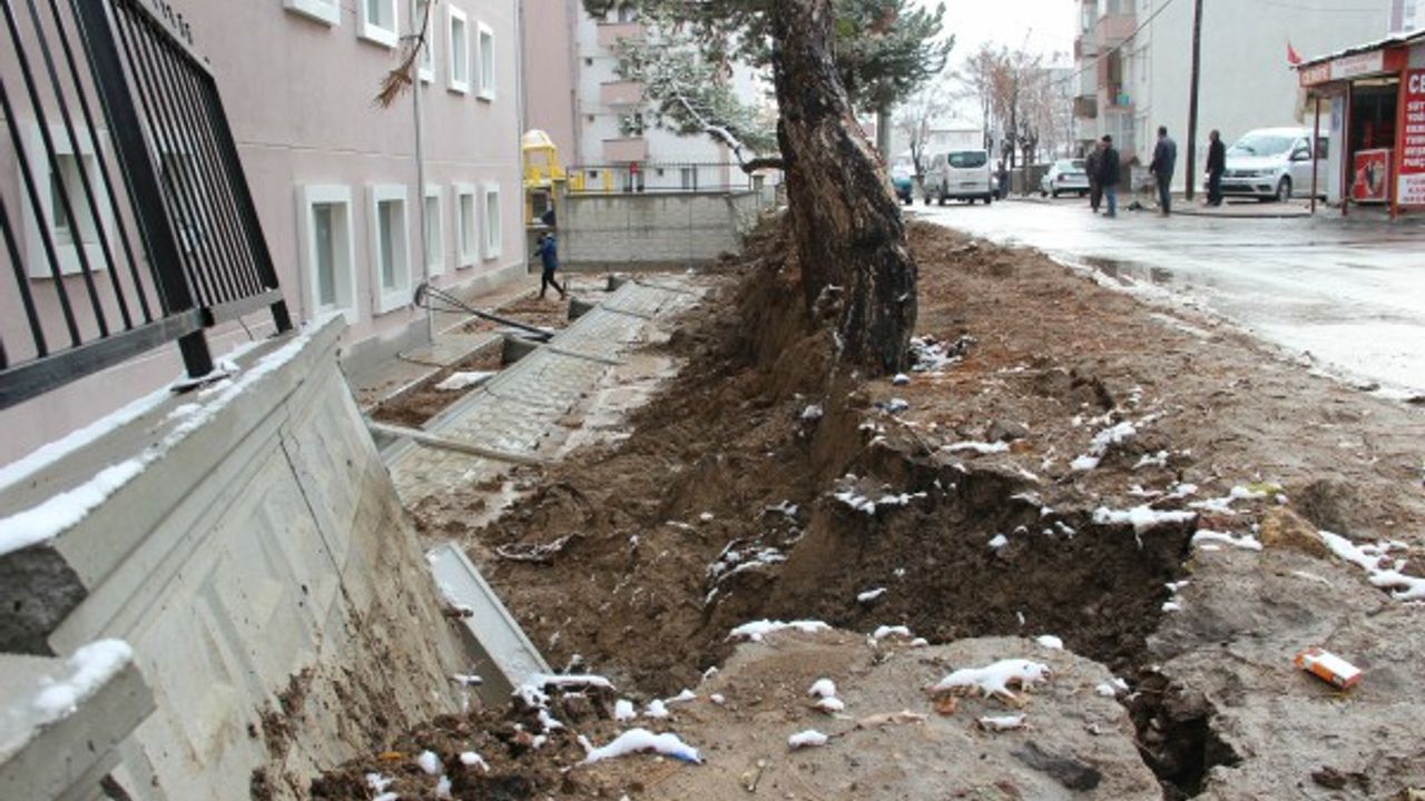 Sağlık merkezinin bahçe duvarı yoğun yağışa dayanamadı 