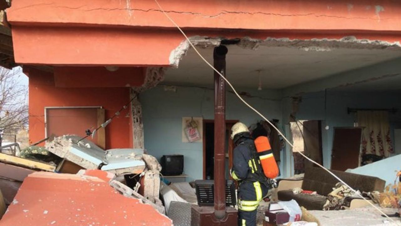 Sıkışan gaz bomba gibi patladı, ev harabeye döndü 