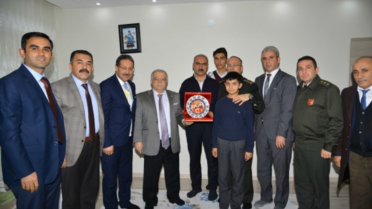 Vali Şentürk, Kayseri'deki hain saldırıda şehit olan askerlerin ailelerini ziyaret etti