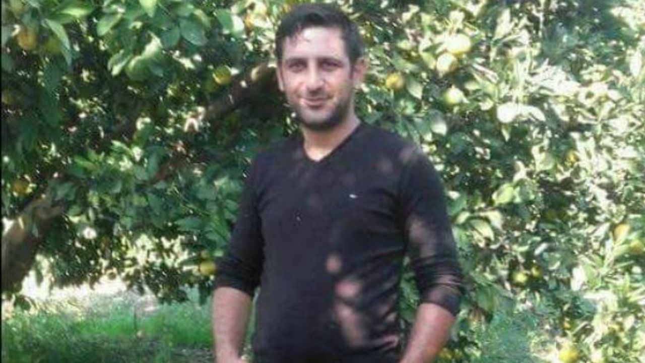 Yol kenarında yürüyen iki kişiye otomobil çarptı: 1 ölü