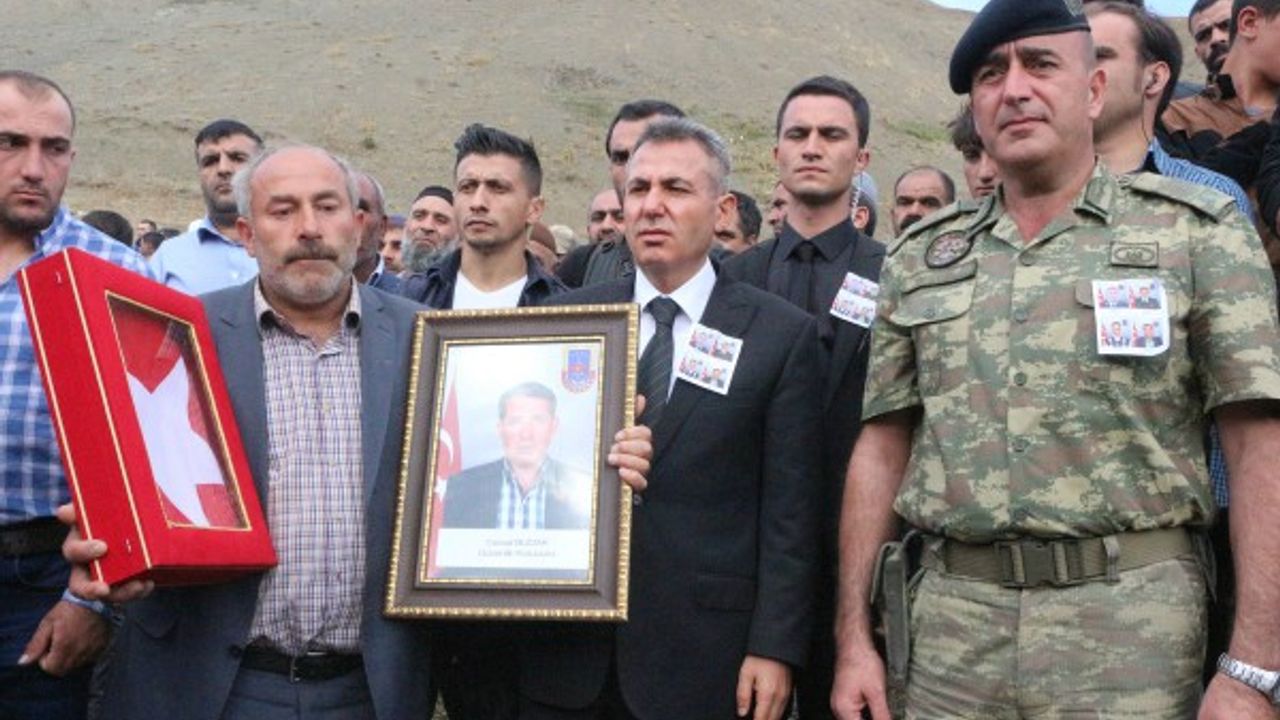 Ağrılı şehit 11 ay önce vefat eden babasının yanına defnedildi