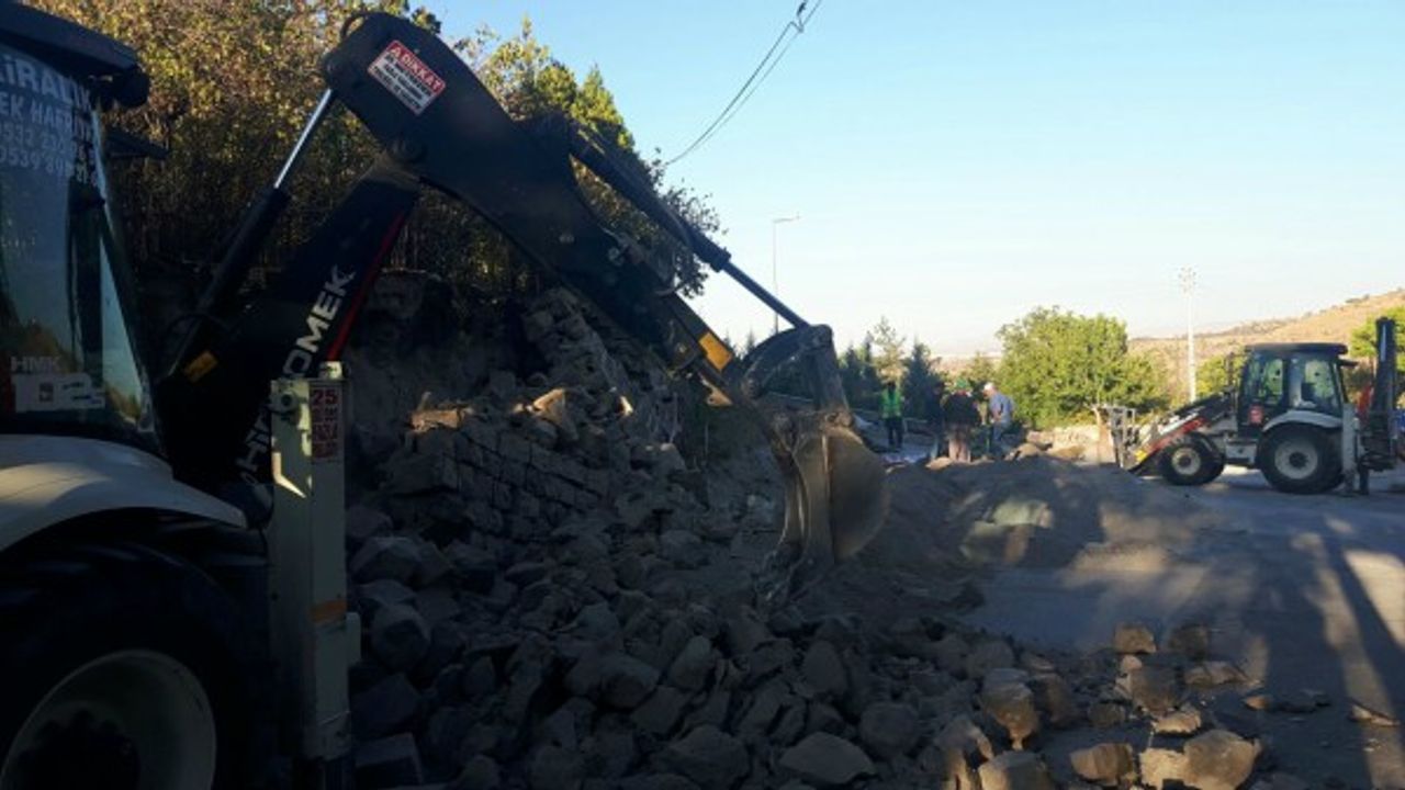 Çöken istinat duvarının altında kalan işçi yaralandı 