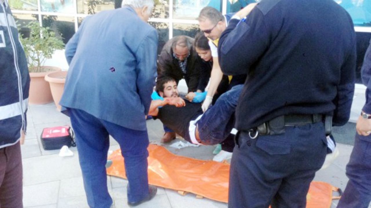 Adliye önünde bıçaklı kavgaya 1 tutuklama