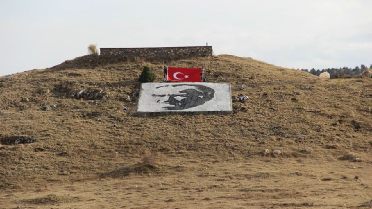 Köy sakinleri yamaçta dev Atatürk portresi yaptı