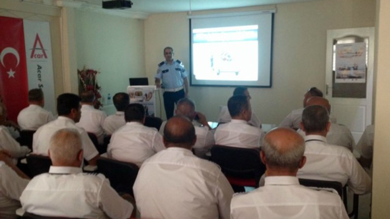 Polisten okul servis şoförlerine eğitim