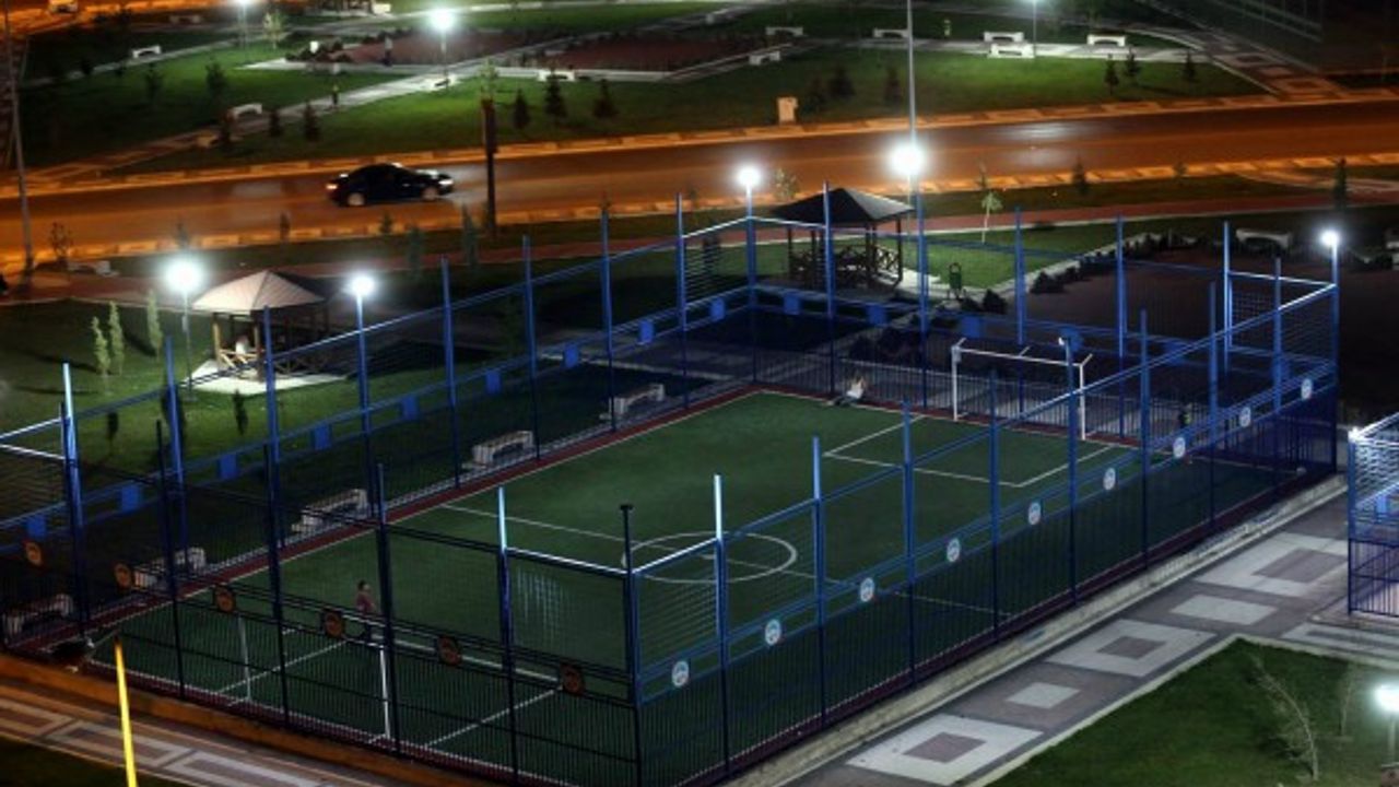 Melikgazi Belediyesi parklara güneş enerjisinden elektrik enerjisi elde edilen paneller yerleştiriyor