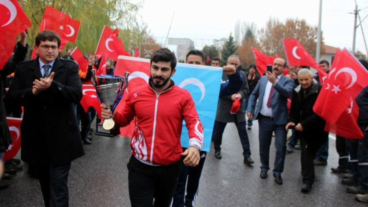 Dünya şampiyonu güreşçi Fatih Cengiz, memleketinde coşkuyla karşılandı 