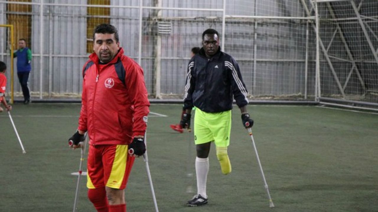 Kenyalı Kenan Ampute Futbol Ligi'nde ter döküyor 