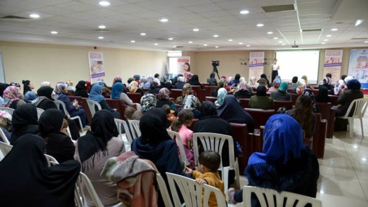 Danışmentgazi Sosyal Tesislerinde Suriyeli Hanımlara anne-çocuk semineri 