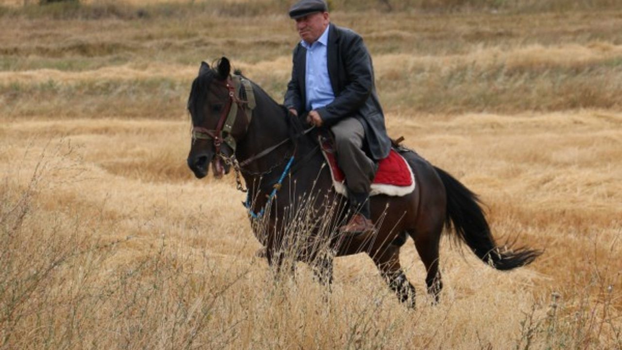 72 yaşında tüm ulaşımını atla sağlıyor  