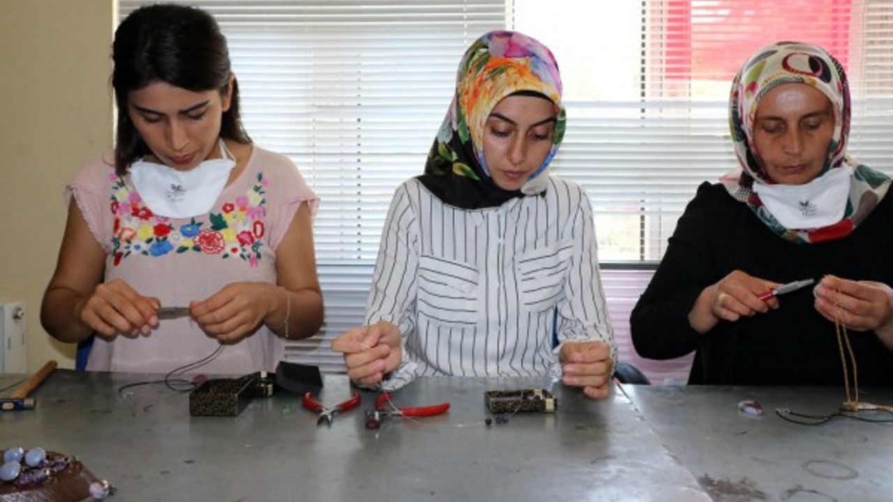 Dağlardan topladıkları renkli taşları takıya dönüştürüyorlar