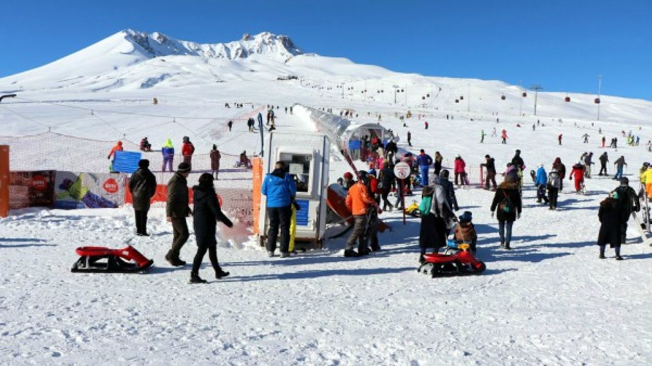 2018’in son hafta sonunda kayakseverler Erciyes’e akın etti 