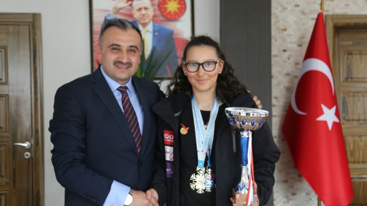 Develi Belediyesi'nin kayak sporcuları Snowboard Milli Takımı hazırlık kampında 
