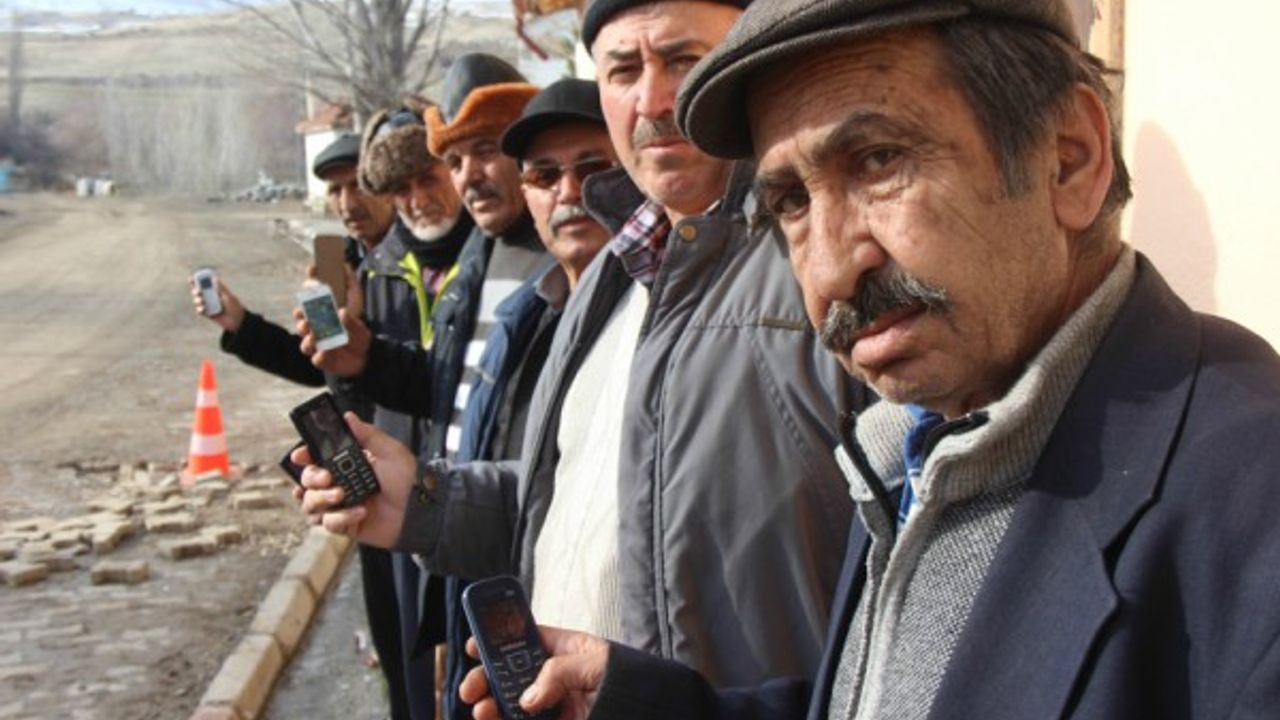 Dünya ile iletişim kurmak için 1.5 kilometre yürümek zorundalar 