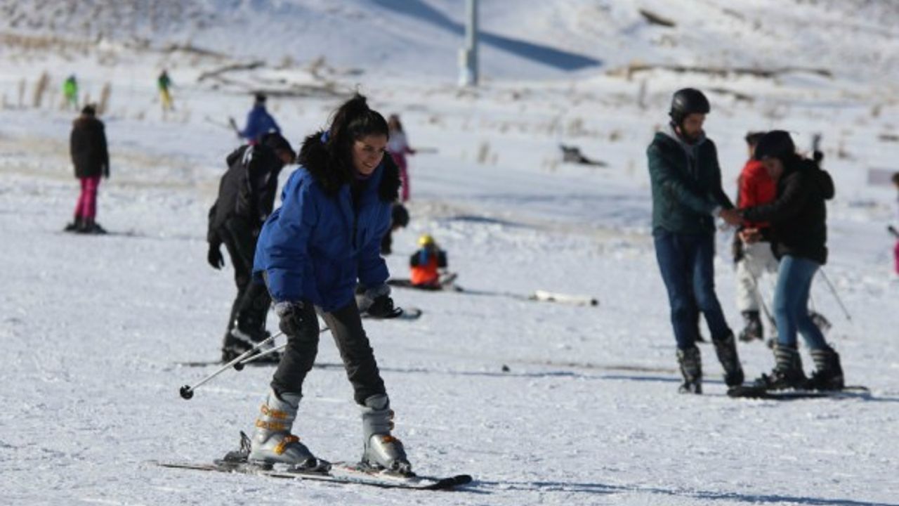 Erciyes’te sezon açıldı, kayakseverler akın etti 