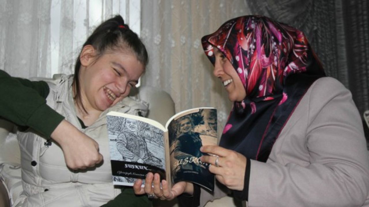 Fiziksel ve konuşma engelli Büşra tek parmağı ile kitap yazdı 