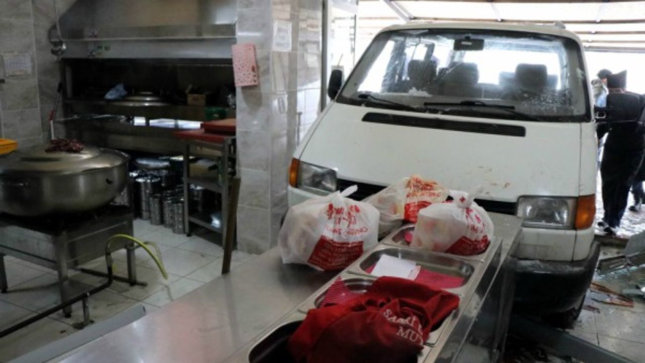 Fren yerine gaza basınca araç dükkana daldı: 2 yaralı 