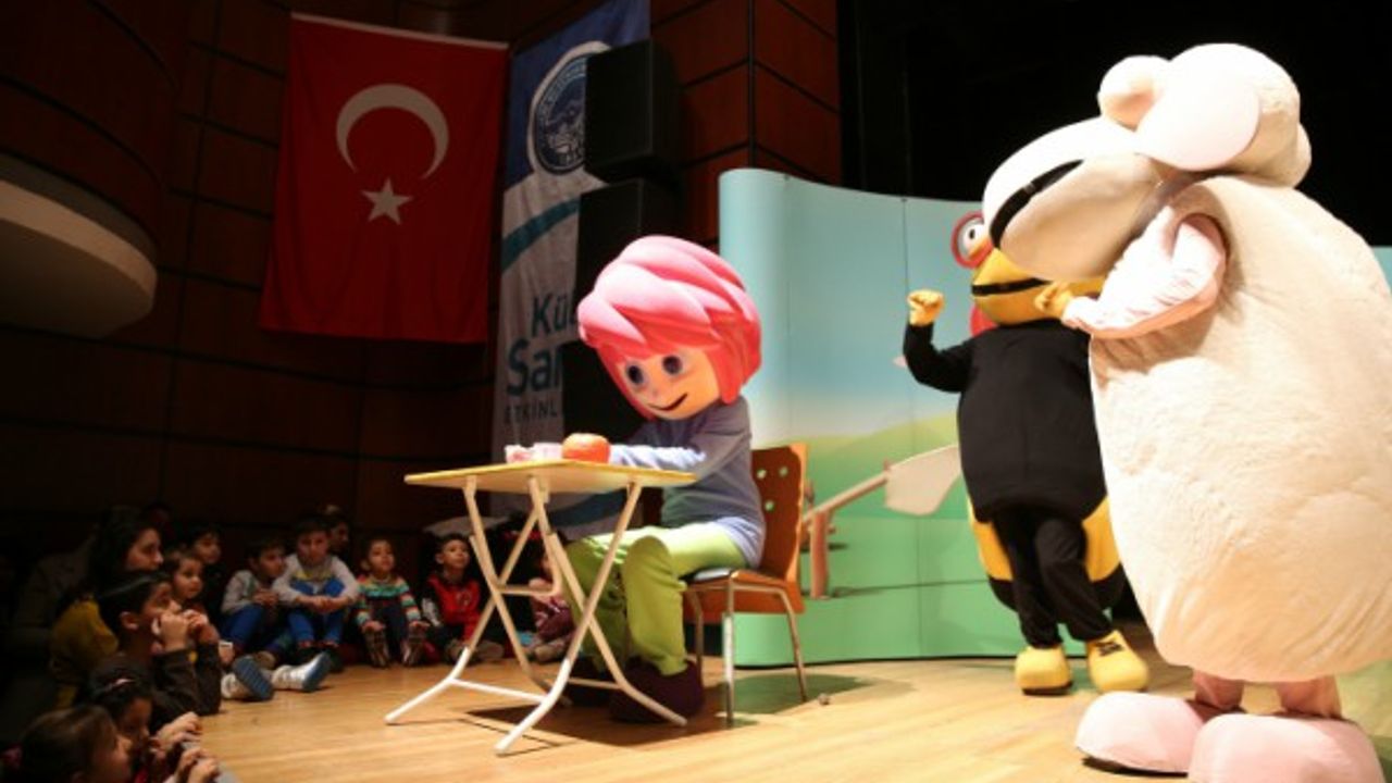Hem yetişkinler hem çocuklar tiyatro ile eğlendi 