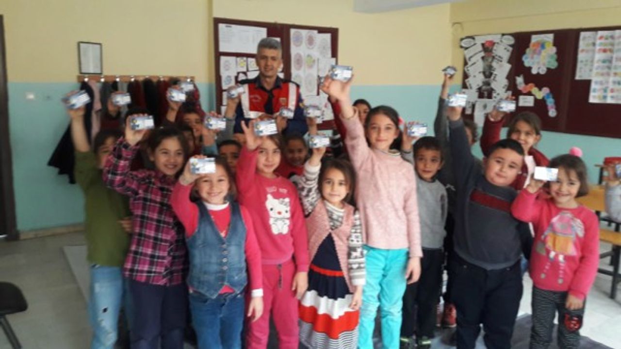 Jandarma ekipleri geleceğin bilinçli sürücü adaylarını yetiştiriyor 
