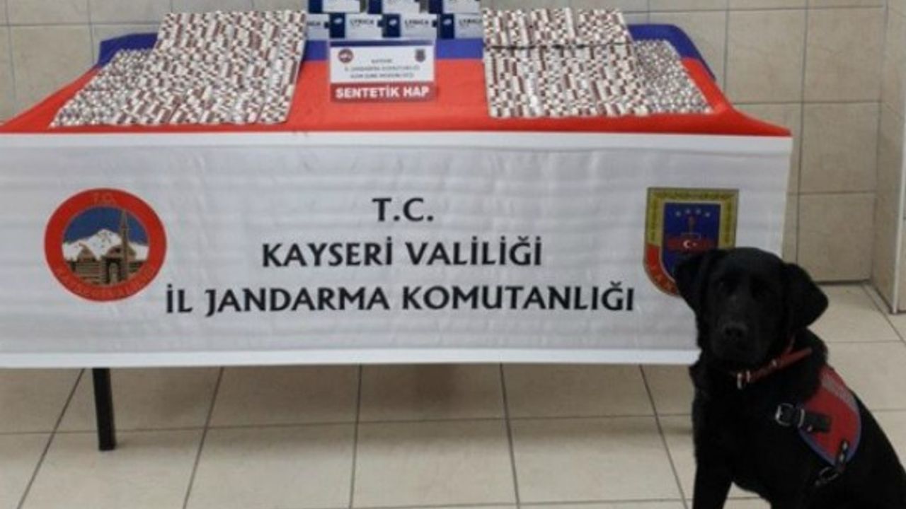 Kamyonette 2 bin 800 adet sentetik hap ele geçirildi 