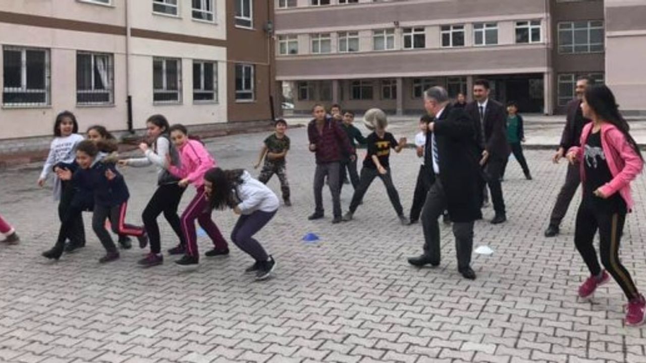 Kaymakam Duru öğrencilerle yakar top oynadı 