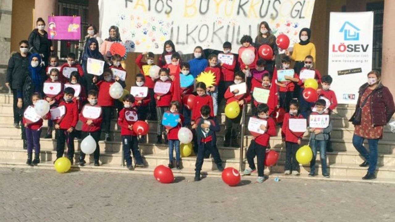 Minik öğrenciler maske taktı, lösemili çocuklara moral verdi 